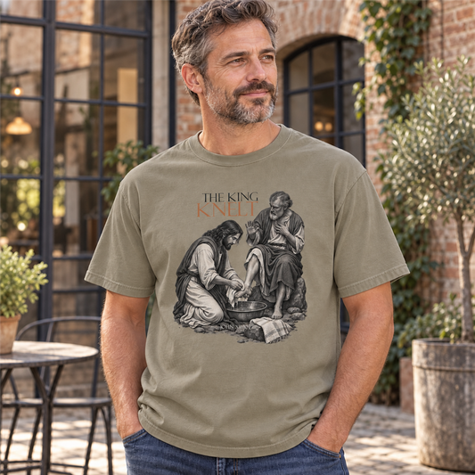 The King Knelt – Schweres Unisex-T-Shirt